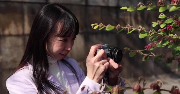 Portrét Japonské Ženy Natáčející Bezzrcadlovou Kamerou Třešňovým Kvítkem Kvalitní Záběry — Stock video