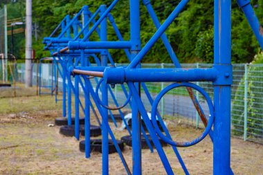 İlkokulun kapalı alanının oyun parkı ekipmanları yakında. Yüksek kalite fotoğraf. Agatsuma ilçesi Nakanojo Gunma Japonya 07.18.2023 Gunma 'da kapalı bir okul.