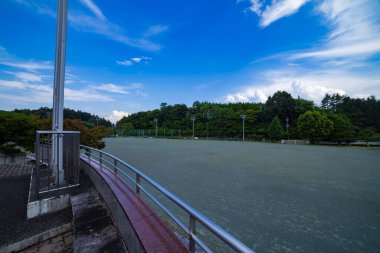 Şehir dışında kapalı bir ilkokul sahası. Yüksek kalite fotoğraf. Agatsuma ilçesi Nakanojo Gunma Japonya 07.18.2023 Gunma ilinde kapalı bir okuldur..