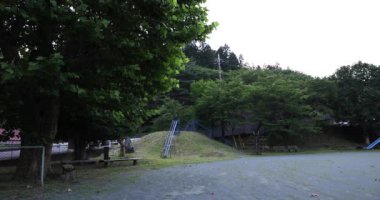 Gunma 'nın kırsal kesimindeki kapalı ilkokulun arazisi. Yüksek kalite 4K görüntü. Agatsuma ilçesi Nakanojo Gunma Japonya 07.18.2023 Gunma 'da kapalı bir okul.