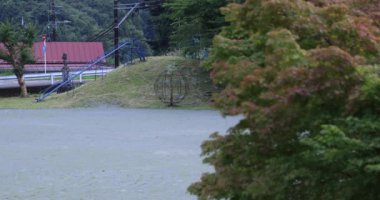 Gunma 'nın kırsal kesiminde kapalı bir ilkokul alanı. Yüksek kalite 4K görüntü. Agatsuma ilçesi Nakanojo Gunma Japonya 07.18.2023 Gunma ilinde kapalı bir okuldur.