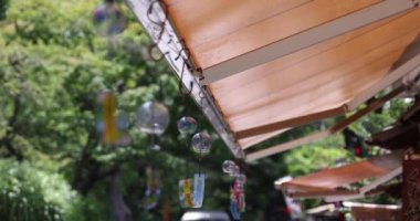 Yaz günü sallanan bir rüzgar çanı. Yüksek kalite 4K görüntü. Chofu bölgesi Tokyo 07.07.2023 Bu ürünün adı Japonya 'da Furin.