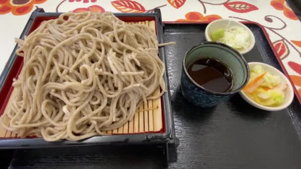 Soba Nudlar Med Skivad Japansk Purjolök Och Wasabi Vid Lunch — Stockvideo