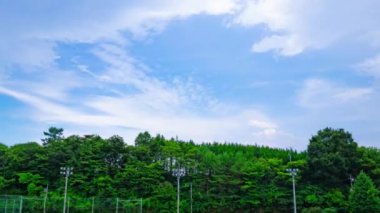 Bulutun zaman çizelgesi, okul bahçesinde geniş açılı çekimde. Yüksek kalite 4K görüntü. Agatsuma ilçesi Nakanojo Gunma Japonya 07.18.2023 Kırsal kesimde kapalı bir okuldur.