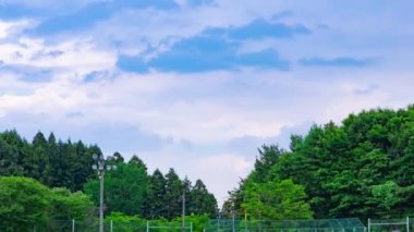 Bulutun zaman çizelgesi. Okul bahçesinde, kırsal kesimde. Yüksek kalite 4K görüntü. Agatsuma ilçesi Nakanojo Gunma Japonya 07.18.2023 Gunma 'da kapalı bir okul.