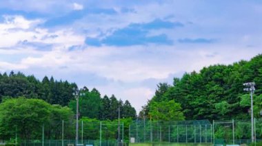 Bulutun zaman çizelgesi. Okul bahçesinde, kırsal kesimde. Yüksek kalite 4K görüntü. Agatsuma ilçesi Nakanojo Gunma Japonya 07.18.2023 Gunma 'da kapalı bir okul.