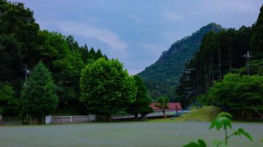 Bulutun zaman çizelgesi. Okul bahçesinde, kırsal kesimde. Yüksek kalite 4K görüntü. Agatsuma ilçesi Nakanojo Gunma Japonya 07.18.2023 Gunma 'da kapalı bir okul.