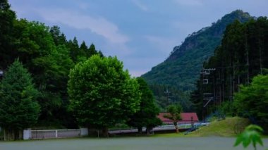 Bulutun zaman çizelgesi. Okul bahçesinde, kırsal kesimde. Yüksek kalite 4K görüntü. Agatsuma ilçesi Nakanojo Gunma Japonya 07.18.2023 Gunma 'da kapalı bir okul.
