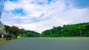 Bulutun zaman çizelgesi, okul bahçesinde geniş açılı çekimde. Yüksek kalite 4K görüntü. Agatsuma ilçesi Nakanojo Gunma Japonya 07.18.2023 Kırsal kesimde kapalı bir okuldur.