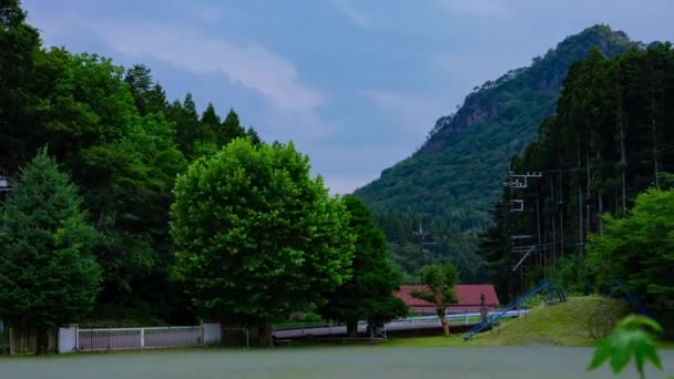 지상에서 구름의 Timelapse 고품질 아가쓰마 나카노조 2023 군마의 측에있는 학교입니다 — 비디오