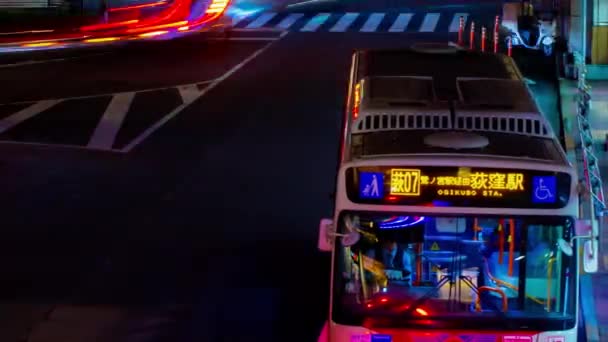東京のダウンタウンのバスのロータリーで交通渋滞の夜景 高品質の4K映像を公開しました ネルマ地区 2022 東京のダウンタウン — ストック動画