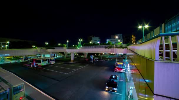 東京のダウンタウンのバスのロータリーで交通渋滞の夜景 高品質の4K映像を公開しました ネルマ地区 2022 東京のダウンタウン — ストック動画