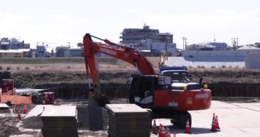 Tokyo 'da gündüz vakti çekilen inşaat halindeki kazıcıyı taşıyorum. Yüksek kalite 4K görüntü. Setagaya bölgesi Tokyo 02.21.2023 Setagaya Tokyo 'da yapım aşamasındadır.. 