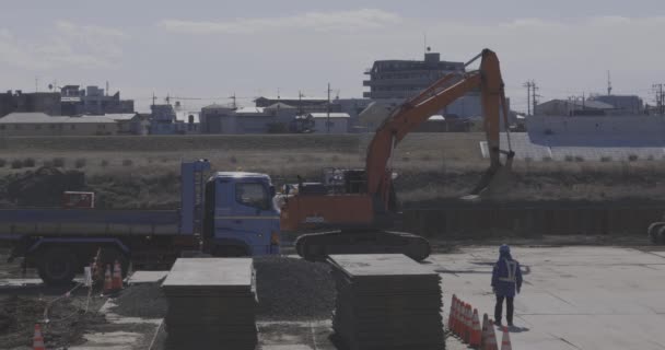 Ein Fahrender Bagger Bau Befindlichen Tagsüber Tokio Teleaufnahme Hochwertiges Filmmaterial — Stockvideo