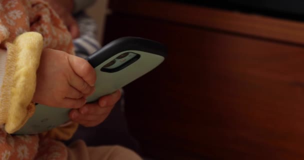 Slow Motion Baby Händer Med Smartphone Närbild Handhållen Högkvalitativ Film — Stockvideo