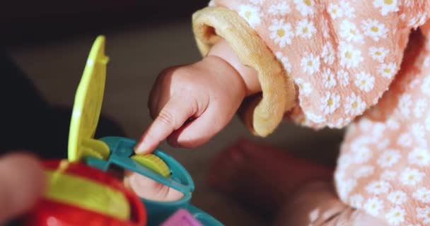 Eine Zeitlupe Von Kinderhänden Mit Spielzeug Nahaufnahme Handheld Hochwertiges Filmmaterial — Stockvideo