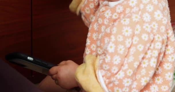 Movimento Lento Das Mãos Bebê Com Smartphone Closeup Handheld Imagens — Vídeo de Stock
