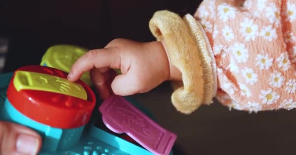 一个2X慢运动的孩子的手与玩具亲密的手 高质量的4K镜头 2023 — 图库视频影像