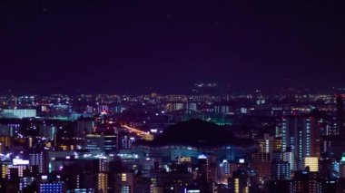 Osaka 'daki Kyocera kubbesi yakınlarındaki bir şehir manzarasının gece çekimleri. Yüksek kalite 4K görüntü. Asahi Bölgesi Osaka Japonya 04.10.2023 Burası Osaka 'daki Takarazuka Demiryolu yakınında.. 