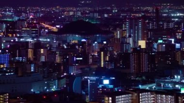 Osaka 'daki Kyocera kubbesi yakınlarındaki bir şehir manzarasının gece çekimleri. Yüksek kalite 4K görüntü. Asahi Bölgesi Osaka Japonya 04.10.2023 Burası Osaka 'daki Takarazuka Demiryolu yakınında.. 