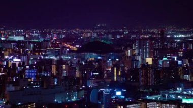 Osaka 'daki Kyocera kubbesi yakınlarındaki bir şehir manzarasının gece çekimleri. Yüksek kalite 4K görüntü. Asahi Bölgesi Osaka Japonya 04.10.2023 Burası Osaka 'daki Takarazuka Demiryolu yakınında.. 