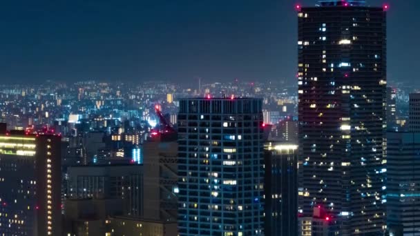 Een Nachtelijke Tijdspanne Van Het Bouwen Van Lichten Osaka Telelefoto — Stockvideo