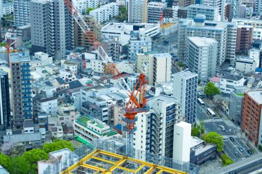 Osaka 'daki otoyolun yakınındaki binada bir vinç vuruldu. Yüksek kalite fotoğraf. Asahi Bölgesi Osaka Japonya 04.10.2023 Burası Osaka 'nın merkezidir.. 