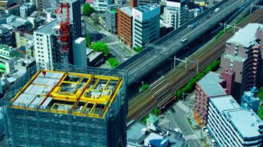 Osaka 'daki şehir otoyolunun yakınındaki binanın tepesinde bir vinç zaman çizelgesi. Yüksek kalite 4K görüntü. Asahi Bölgesi Osaka Japonya 04.10.2023 Burası Osaka 'nın merkezidir.. 