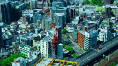 Osaka 'daki şehir otoyolunun yakınındaki binanın tepesinde bir vinç zaman çizelgesi. Yüksek kalite 4K görüntü. Asahi Bölgesi Osaka Japonya 04.10.2023 Burası Osaka 'nın merkezidir.. 