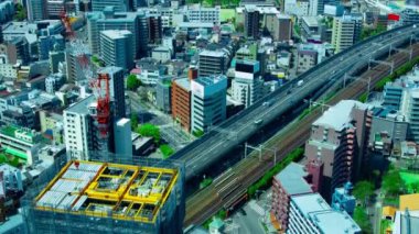 Osaka 'daki şehir otoyolunun yakınındaki binanın tepesinde bir vinç zaman çizelgesi. Yüksek kalite 4K görüntü. Asahi Bölgesi Osaka Japonya 04.10.2023 Burası Osaka 'nın merkezidir.. 