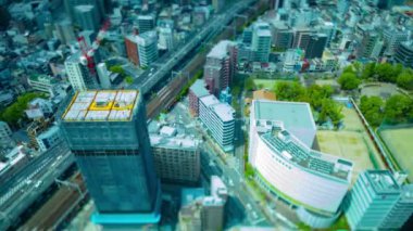 Osaka 'daki şehir otoyolunun yakınındaki binanın tepesinde bir vinç zaman çizelgesi. Yüksek kalite 4K görüntü. Asahi Bölgesi Osaka Japonya 04.10.2023 Burası Osaka 'nın merkezidir.. 