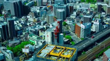 Osaka 'daki şehir otoyolunun yakınındaki binanın tepesinde bir vinç zaman çizelgesi. Yüksek kalite 4K görüntü. Asahi Bölgesi Osaka Japonya 04.10.2023 Burası Osaka 'nın merkezidir.. 