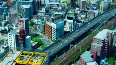 Osaka 'daki şehir otoyolunun yakınındaki binanın tepesinde bir vinç zaman çizelgesi. Yüksek kalite 4K görüntü. Asahi Bölgesi Osaka Japonya 04.10.2023 Burası Osaka 'nın merkezidir.. 