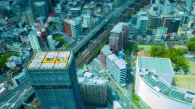 Osaka 'daki şehir otoyolunun yakınındaki binanın tepesinde bir vinç zaman çizelgesi. Yüksek kalite 4K görüntü. Asahi Bölgesi Osaka Japonya 04.10.2023 Burası Osaka 'nın merkezidir.. 