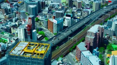 Osaka 'daki şehir otoyolunun yakınındaki binanın tepesinde bir vinç zaman çizelgesi. Yüksek kalite 4K görüntü. Asahi Bölgesi Osaka Japonya 04.10.2023 Burası Osaka 'nın merkezidir.. 