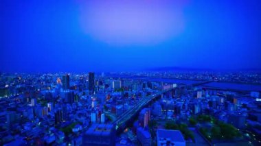 Osaka 'daki Yodo nehrinin yakınlarındaki panoramik şehir manzarasının şafak vakti. Yüksek kalite 4K görüntü. Fukushima bölgesi Osaka Japonya 04.11.2023 Burası Osaka 'daki Yodo nehrinin yanı.. 