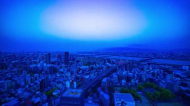 Osaka 'daki Yodo nehrinin yakınlarındaki panoramik şehir manzarasının şafak vakti. Yüksek kalite 4K görüntü. Fukushima bölgesi Osaka Japonya 04.11.2023 Burası Osaka 'daki Yodo nehrinin yanı.. 