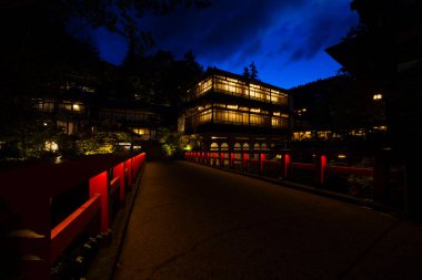 Akşam karanlığında Nakanojo Gunma 'da eski moda bir mimari. Yüksek kalite fotoğraf. Agatsuma bölgesi Nakanojo Gunma Japonya 07.18.2023 SEKIZENKAN adlı mimari.