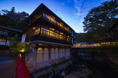 Akşam karanlığında Nakanojo Gunma 'da eski moda bir mimari. Yüksek kalite fotoğraf. Agatsuma bölgesi Nakanojo Gunma Japonya 07.18.2023 SEKIZENKAN adlı mimari.