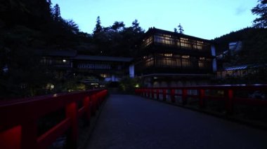 Nakanojo Gunma 'da SEKIZENKAN adında eski moda bir mimari. Yüksek kalite 4K görüntü. Agatsuma bölgesi Nakanojo Gunma Japonya 07.18.2023 SEKIZENKAN adlı mimari.