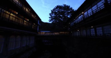 Nakanojo Gunma 'da SEKIZENKAN adında eski moda bir mimari. Yüksek kalite 4K görüntü. Agatsuma bölgesi Nakanojo Gunma Japonya 07.18.2023 SEKIZENKAN adlı mimari.