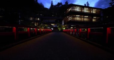 Nakanojo Gunma 'da SEKIZENKAN adında eski moda bir mimari. Yüksek kalite 4K görüntü. Agatsuma bölgesi Nakanojo Gunma Japonya 07.18.2023 SEKIZENKAN adlı mimari.