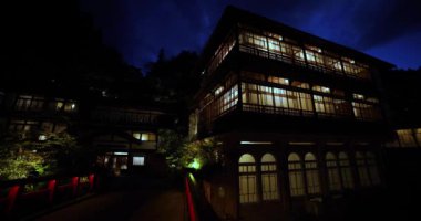 Nakanojo Gunma 'da SEKIZENKAN adında eski moda bir mimari. Yüksek kalite 4K görüntü. Agatsuma bölgesi Nakanojo Gunma Japonya 07.18.2023 SEKIZENKAN adlı mimari.