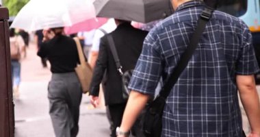 Nishishinjuku Tokyo 'daki şehir caddesinde yürüyen insanların yavaş çekimleri. Yüksek kalite 4K görüntü. Shinjuku Bölgesi Nishishinjuku Tokyo Japonya 09.04.2023 Tokyo 'nun merkezidir.. 