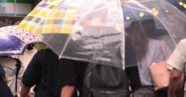 Nishishinjuku Tokyo 'daki şehir caddesinde yürüyen insanların yavaş çekimleri. Yüksek kalite 4K görüntü. Shinjuku Bölgesi Nishishinjuku Tokyo Japonya 09.04.2023 Tokyo 'nun merkezidir.. 