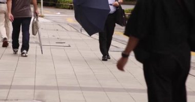 Nishishinjuku Tokyo 'daki şehir caddesinde yürüyen bir halk. Yüksek kalite 4K görüntü. Shinjuku Bölgesi Nishishinjuku Tokyo Japonya 09.04.2023 Tokyo 'nun merkezidir.. 