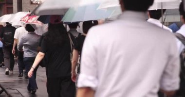 Nishishinjuku Tokyo 'daki şehir caddesinde yürüyen insanların yavaş çekimleri. Yüksek kalite 4K görüntü. Shinjuku Bölgesi Nishishinjuku Tokyo Japonya 09.04.2023 Tokyo 'nun merkezidir.. 