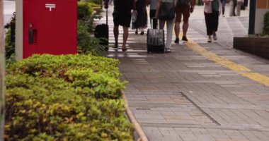 Nishishinjuku Tokyo 'daki şehir caddesinde yürüyen bir halk. Yüksek kalite 4K görüntü. Shinjuku Bölgesi Nishishinjuku Tokyo Japonya 09.04.2023 Tokyo 'nun merkezidir.. 