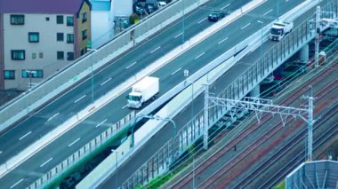 Osaka 'da otoyolda yüksek açılı bir trafik sıkışıklığı zamanı. Yüksek kalite 4K görüntü. Asahi bölgesi Osaka Japonya 04.10.2023 Osaka 'nın merkezidir.. 