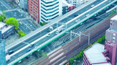 Osaka 'da otoyolda yüksek açılı bir trafik sıkışıklığı zamanı. Yüksek kalite 4K görüntü. Asahi bölgesi Osaka Japonya 04.10.2023 Osaka 'nın merkezidir.. 